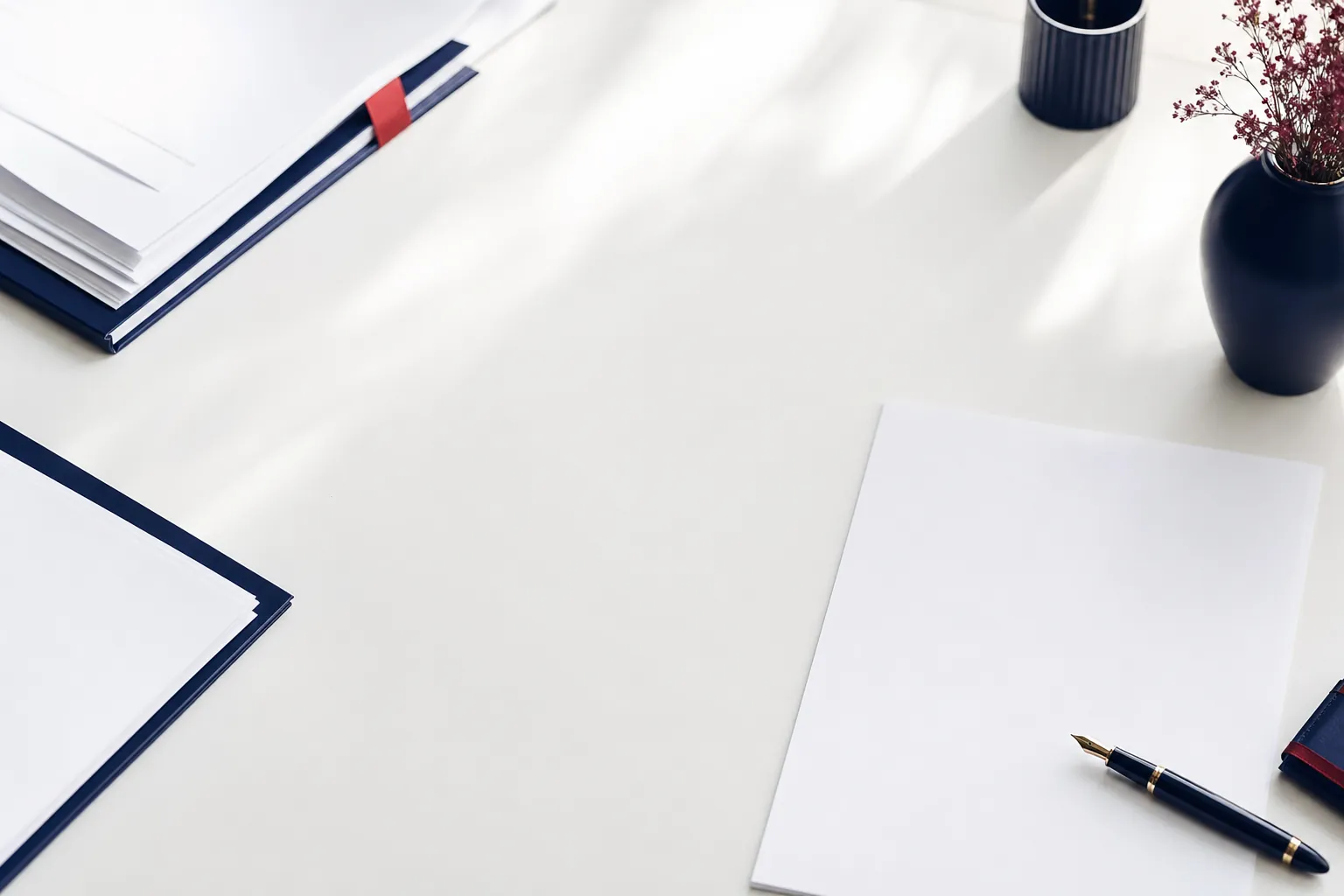 Modèles de documents juridiques et contrats sur un bureau, télécharger et modifier des modèles de documents
